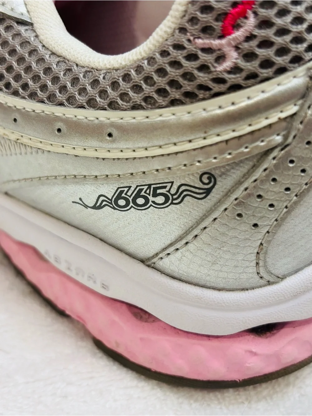 Almost Brand New Women’s New Balance Sneakers - Size 9.5 US / 41 EU - Box 17A